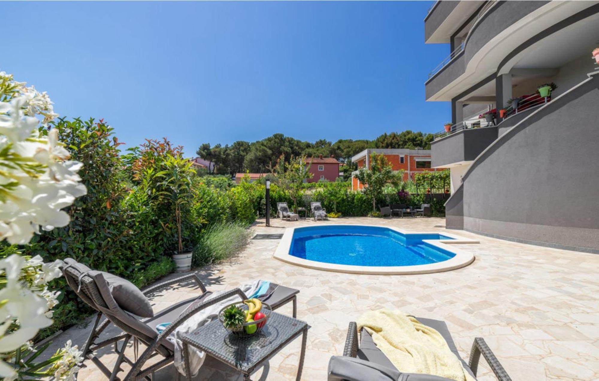 Studio Apartment With Pool Pula Bagian luar foto